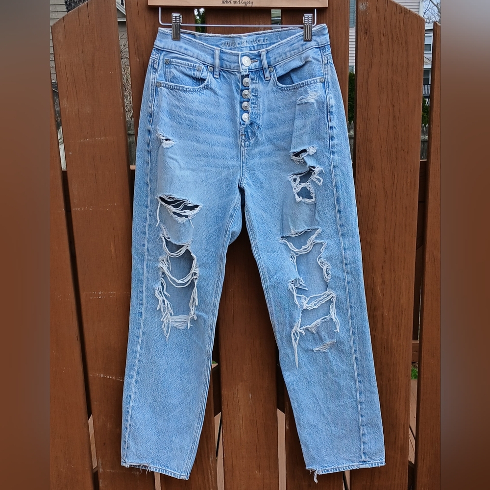 American Eagle 90's Boyfriend Jeans Size 2 Reg Ripped Distressed Light Wash